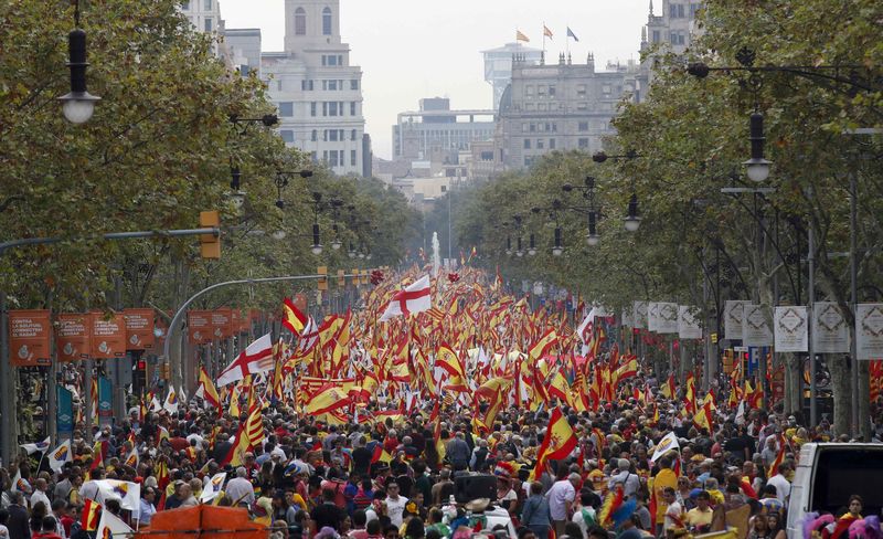 © Reuters. Miles de ciudadanos marchan en Barcelona con proclamas enfrentadas sobre la independencia
