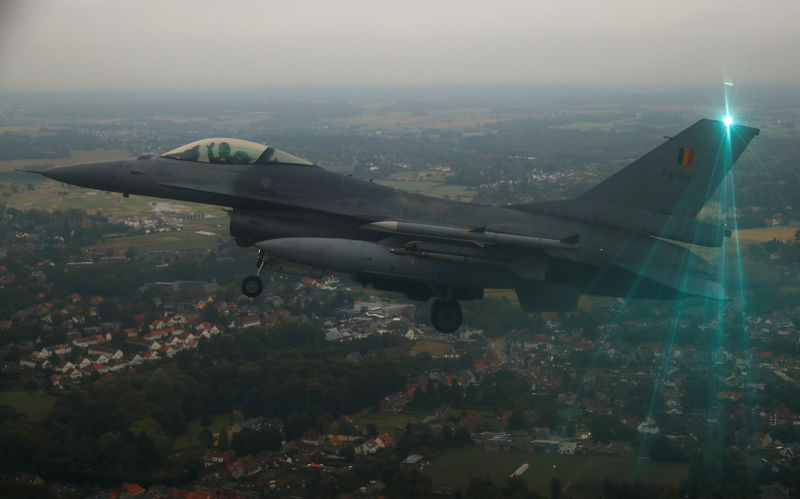 © Reuters. UN F-16 ACCIDENTELLEMENT DÉTRUIT AU SOL SUR UNE BASE EN BELGIQUE