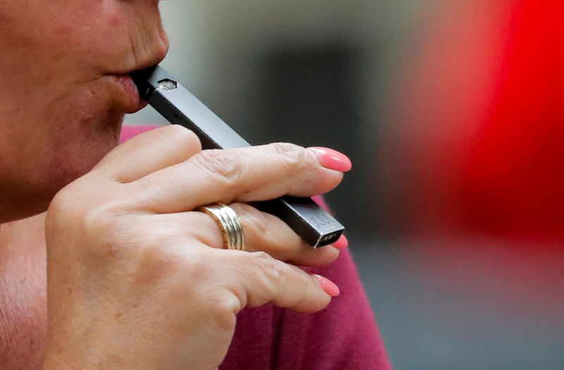 © Reuters. FILE PHOTO: A woman smokes a Juul e-cigarette in New York