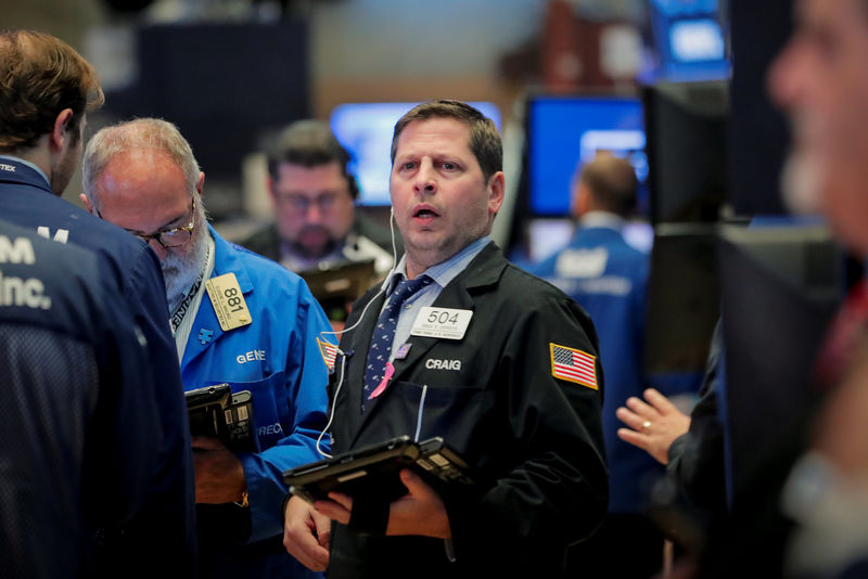 © Reuters. Traders work on the floor of the NYSE in New York