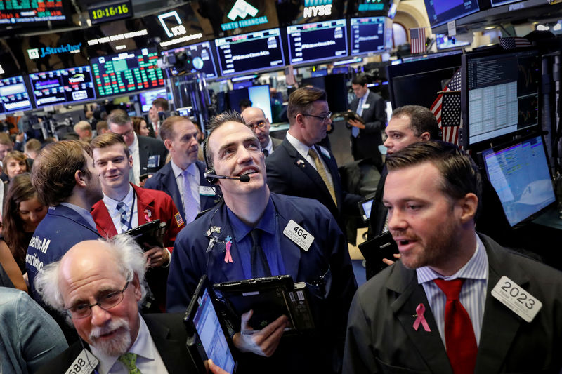 © Reuters. Traders work on the floor of the NYSE in New York