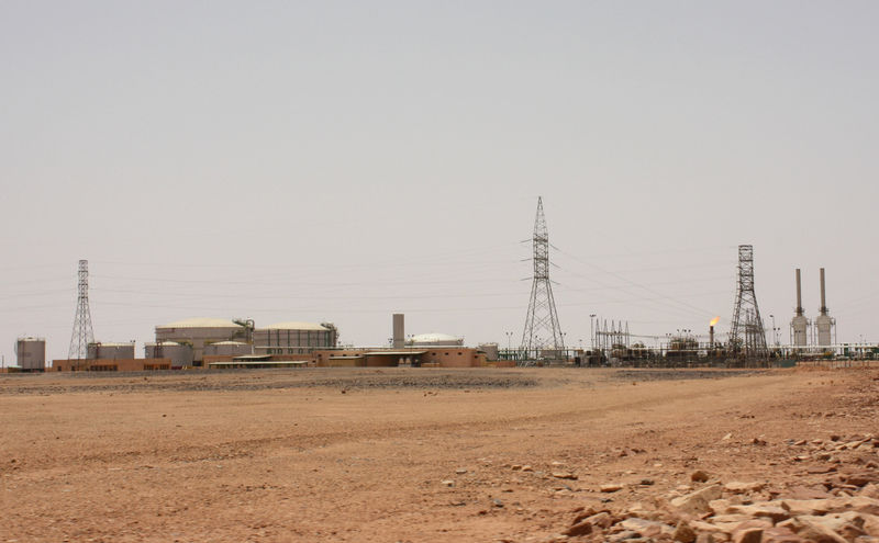 © Reuters. محتجون في 3 حقول نفطية في ليبيا يطالبون بزيادات في الأجور وتحسين ظروف العمل