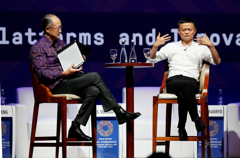 © Reuters. World Bank President Jim Yong Kim (L) and Alibaba Group co-founder and Executive Chairman Jack Ma speak during a seminar at International Monetary Fund - World Bank Annual Meeting 2018 in Nusa Dua