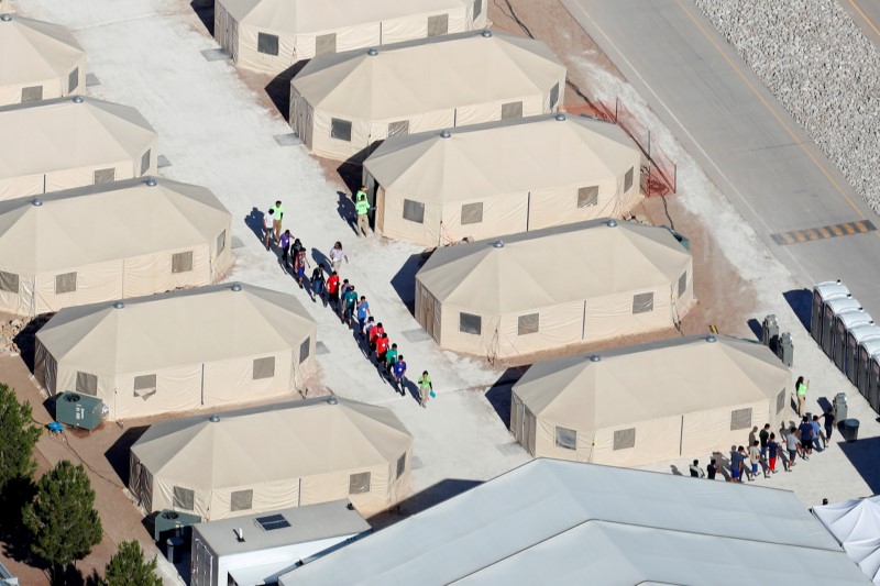 © Reuters. خيام الأطفال المهاجرين في تكساس الأمريكية.. تنمو