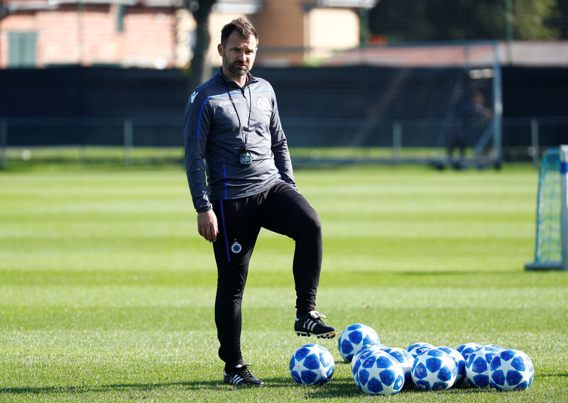 © Reuters. Ivan Leko, el entrenador croata del campeón del fútbol belga Brujas, durante un entrenamiento del club en Brujas