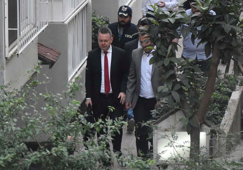 © Reuters. El pastor Andrew Brunson llega a su casa tras una audiencia judicial en Esmirna.