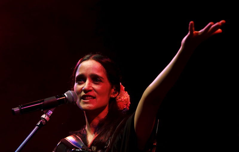 © Reuters. Imagen de archivo. La cantante mexicana Julieta Venegas se presenta en la sala Nocturama de Sevilla, España.