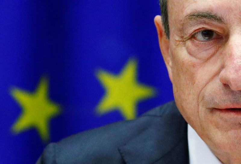 © Reuters. El presidente del Banco Central Europeo, Mario Draghi, ante una comisión del Parlamento Europeo en Bruselas