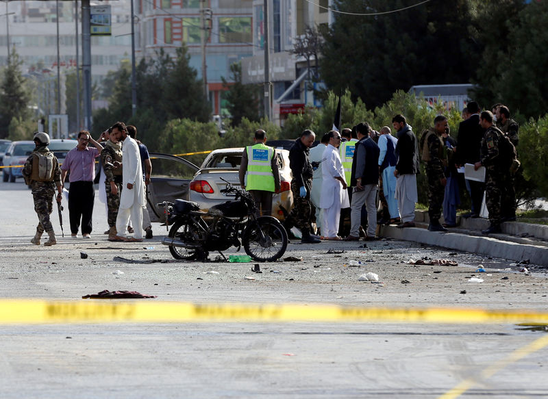 © Reuters. FOTO DE ARCHIVO: Escena de un atentado suicida en Kabul