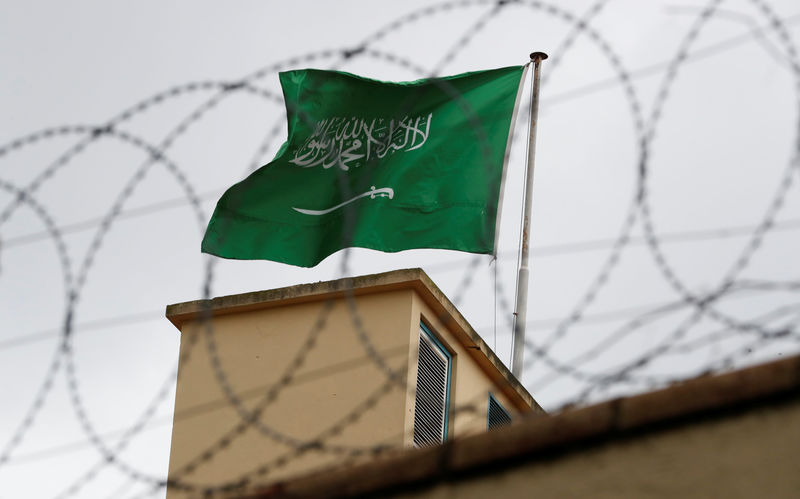 © Reuters. Una bandera saudí en el consultado de Arabia Saudí en Estambul