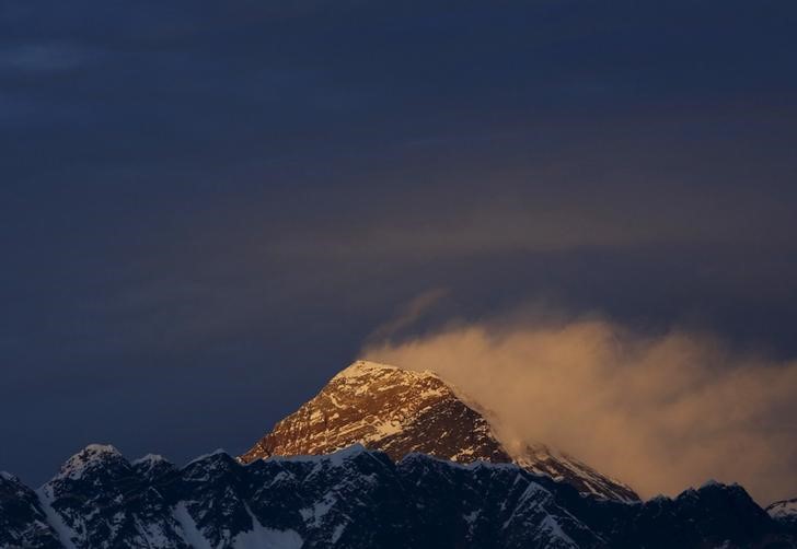 © Reuters. La luz ilumina el monte Everest, durante la puesta de sol en el distrito Solukhumbu