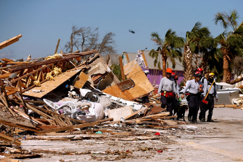 © Reuters. توقعات بارتفاع عدد قتلى الإعصار مايكل مع استمرار عزلة بلدات في فلوريدا