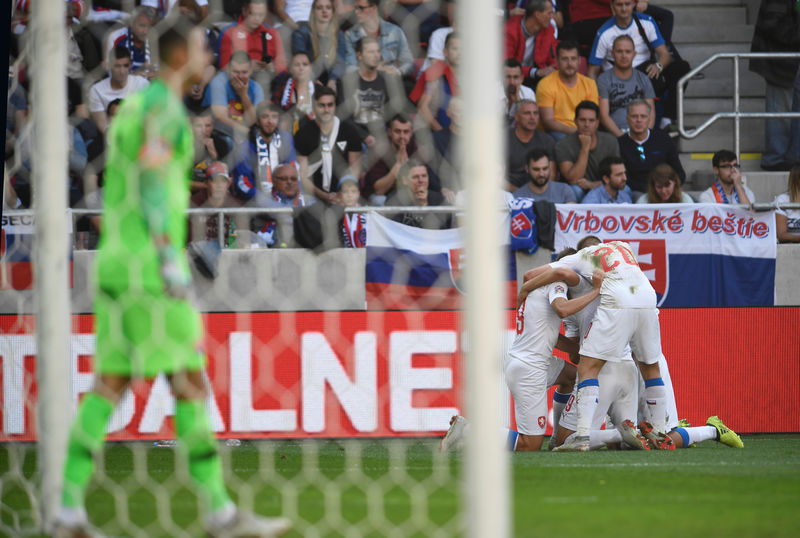 © Reuters. البديل شيك يقود التشيك للفوز 2-1 على جارتها سلوفاكيا