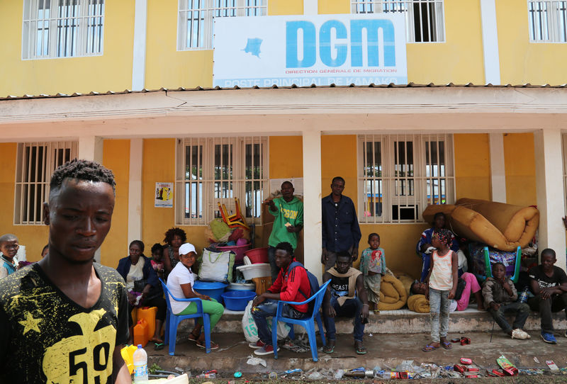 © Reuters. Congolese migrants who crossed the border with Angola camp with their belongings outside the General Directorate of Migration border agency headquarters at the Kamako border, Kasai province