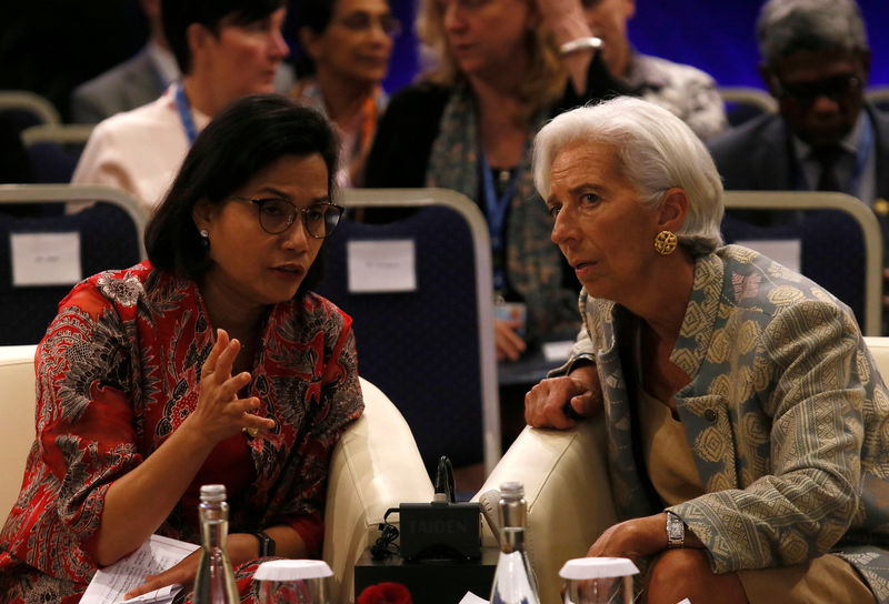 © Reuters. Indonesia's Finance Minister Sri Mulyani Indrawati and International Monetary Fund Managing Director Christine Lagarde chat at International Monetary Fund - World Bank Group Annual Meeting 2018 in Nusa Dua, Bali