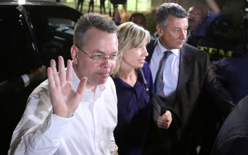 © Reuters. El pastor estadounidense Andrew Brunson y su esposa Norrine arriban al aeropuerto en Izmir, Turquía