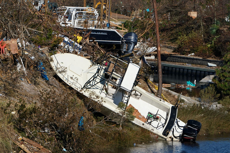 © Reuters. آمال العثور على ناجين من الإعصار مايكل في ولاية فلوريدا الأمريكية تتضاءل