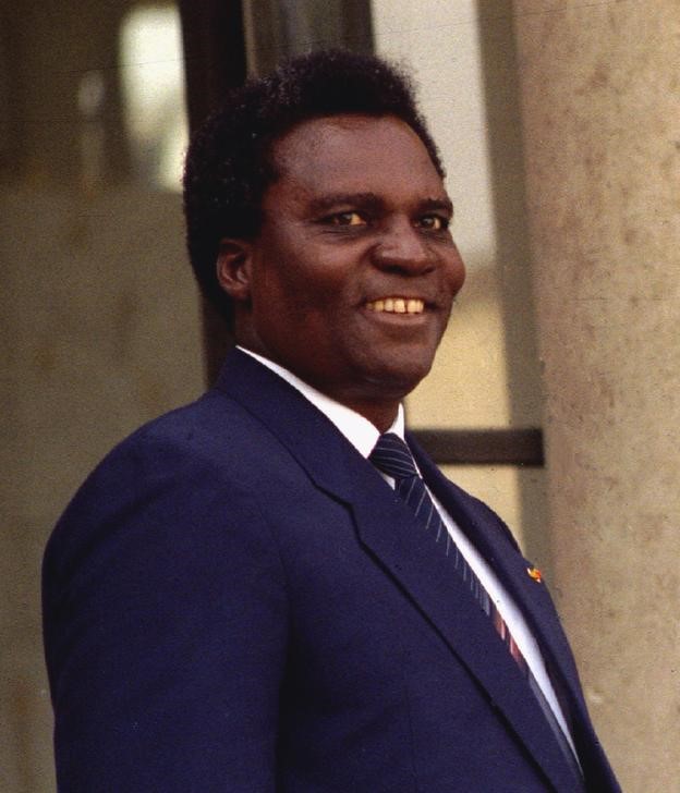 © Reuters. FILE PHOTO: President of Rwanda Juvenal Habyarimana on a visit to France in this April 2, 1990 file photo, was r..