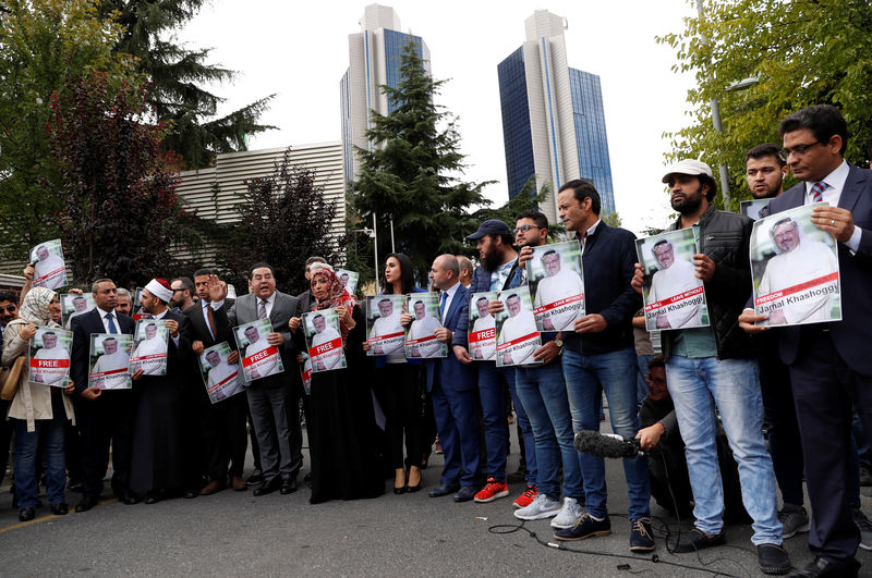 © Reuters. FOTO DE ARCHIVO: Activistas de derechos humanos y amigos del periodista saudí Khashoggi con imágenes suyas durante una manifestación en el exterior del Consulado saudí en Estambul