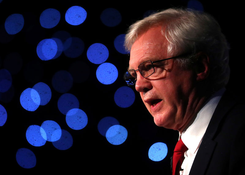 © Reuters. FOTO DE ARCHIVO: El exministro para el Brexit, David Davis, en un mitin en la Universidad de Bolton, Bolton