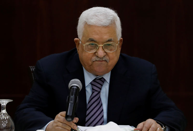 © Reuters. المجلس الثوري لحركة فتح يوصي بحل المجلس التشريعي الذي تسيطر عليه حماس