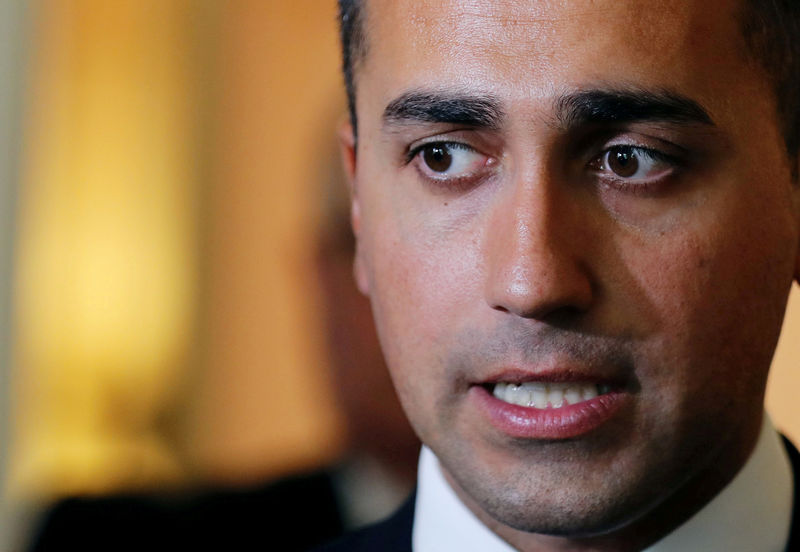 © Reuters. FILE PHOTO: Italian Deputy PM Luigi Di Maio speaks during a news conference in Cairo