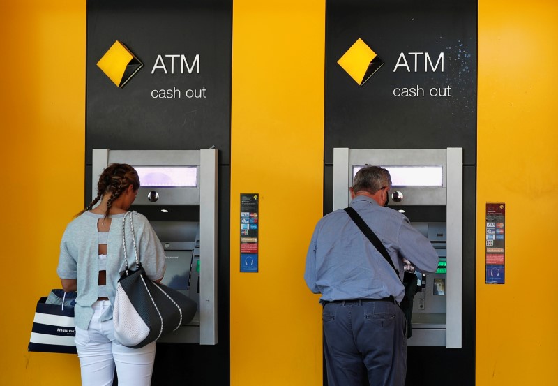 © Reuters. FILE PHOTO - People use Commonwealth Bank of Australia (CBA) bank ATMs in Sydney