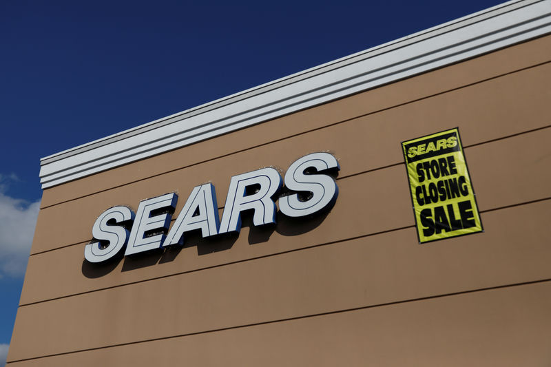 © Reuters. A store closing sale sign is posted next to a Sears logo in New Hyde Park, New York