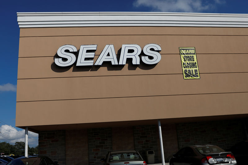 © Reuters. A store closing sale sign is posted next to a Sears logo in New Hyde Park, New York