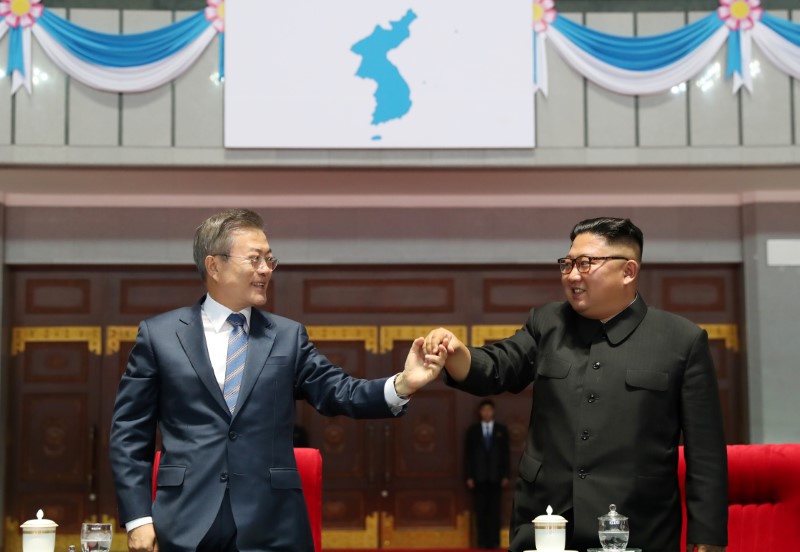 © Reuters. South Korean President Moon Jae-in and North Korean leader Kim Jong Un hold hands after watching the performance titled "the Glorious Country"  at the May Day Stadium in Pyongyang