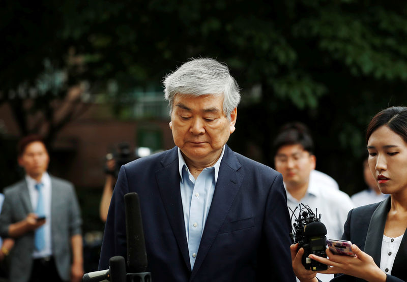 © Reuters. Korean Air Lines Chairman Cho Yang-ho arrives at a court in Seoul