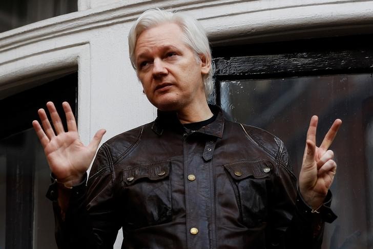 © Reuters. Ecuador restaura parcialmente el acceso a Internet a Julian Assange en la embajada de Londres