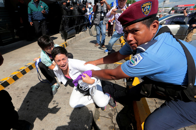 © Reuters. La policía de Nicaragua arresta a manifestantes e impide una protesta contra el presidente