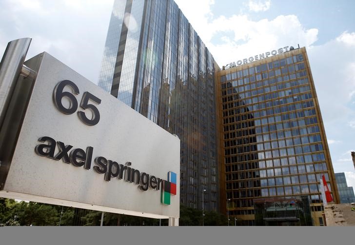 © Reuters. FILE PHOTO: The logo of German publisher Axel Springer is pictured in front of the company's headquarters in Berlin