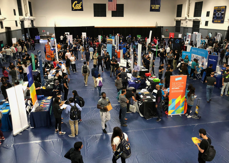 © Reuters. Students attend the University of California, Berkeley's electrical engineering and computer sciences career fair in Berkeley