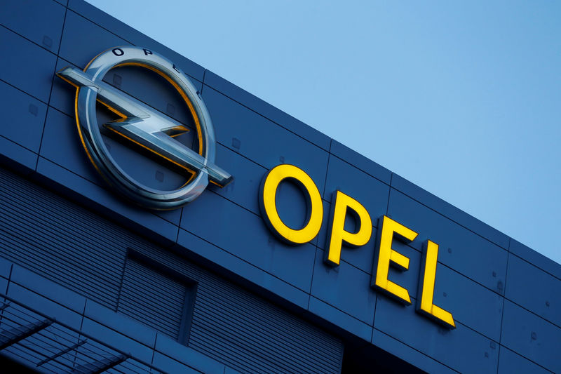 © Reuters. FILE PHOTO: An Opel logo is pictured in Ruesselsheim