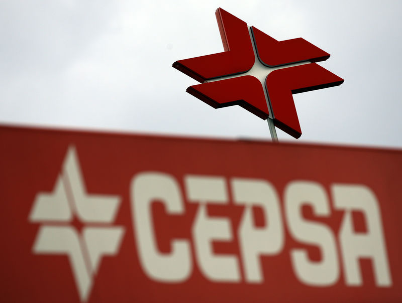 © Reuters. Логотип CEPSA на АЗС в Мадриде