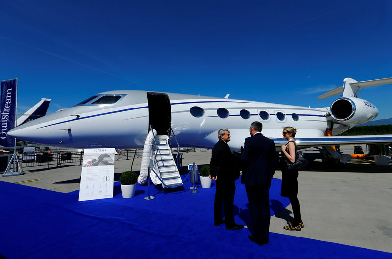 © Reuters. FILE PHOTO: People stand in front of G500 Gulfstream aircraft during EBACE in Geneva
