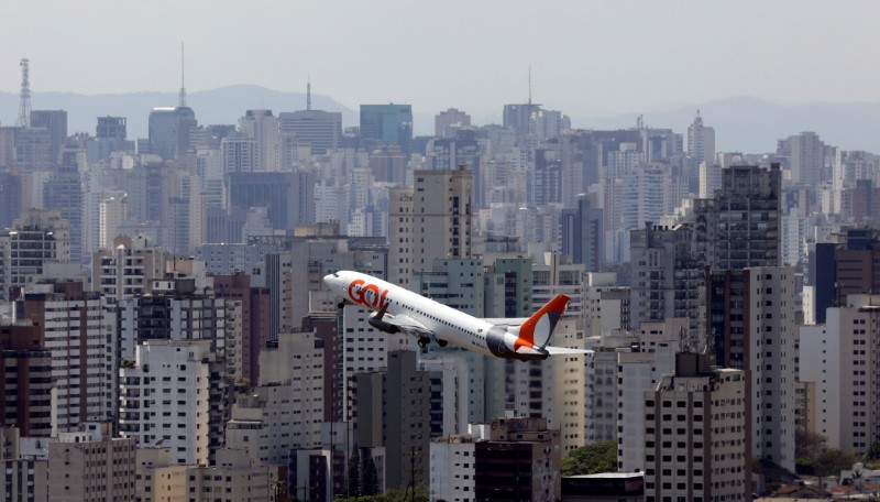 © Reuters. Avião da Gol decola do aeroporto de Congonhas em São Paulo