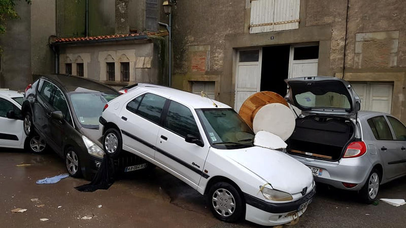 © Reuters. السيول تقتل 6 على الأقل بجنوب فرنسا