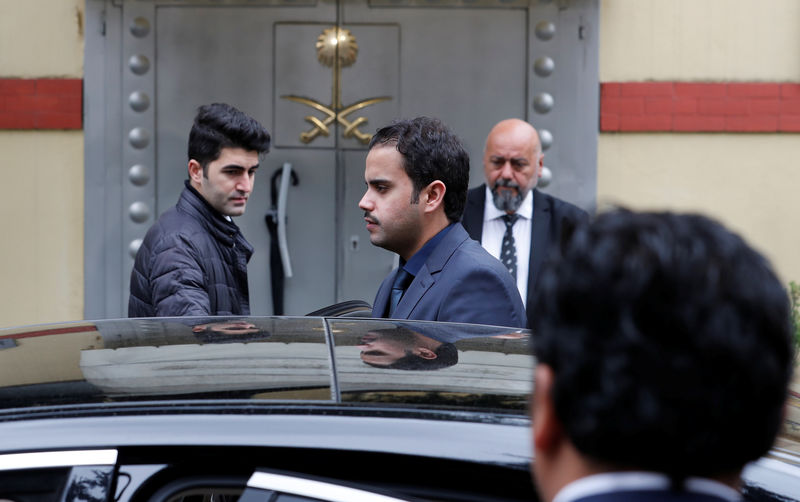 © Reuters. A Saudi official leaves Saudi Arabia's consulate in Istanbul