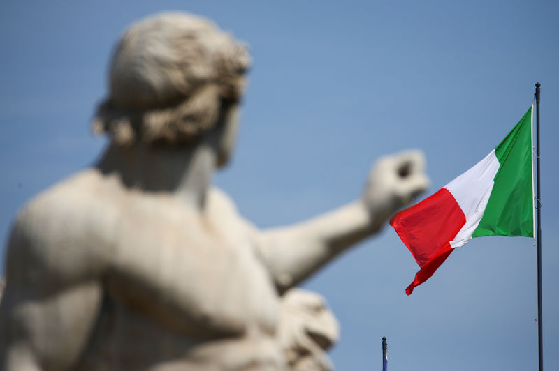 © Reuters. La bandera italiana ondea sobre el Palacio Quirinal en Roma, Italia