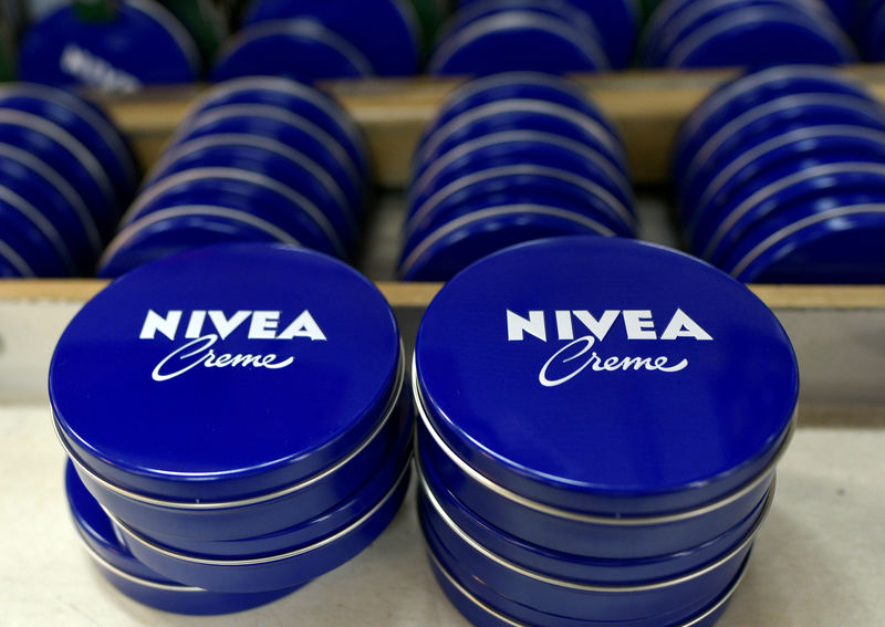 © Reuters. FILE PHOTO: Nivea tins are seen on a production line at the plant of German personal-care company Beiersdorf in Hamburg