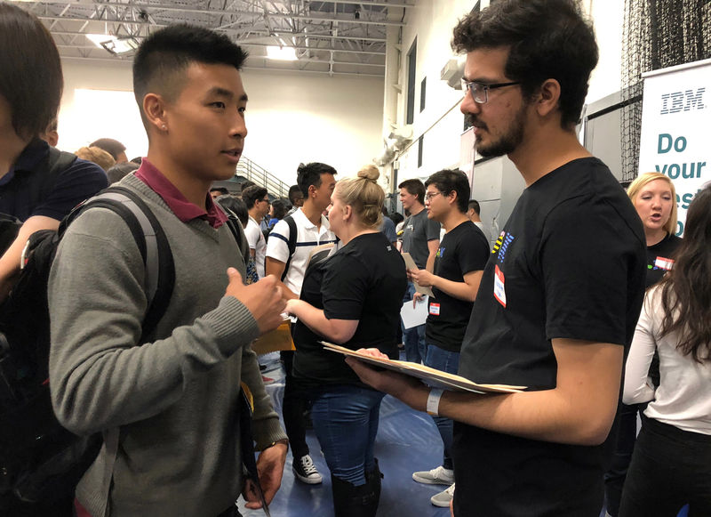© Reuters. Boris Yue, a student at the University of California, Berkeley, speaks with a recruiter at the school's electrical engineering and computer sciences career fair in Berkeley
