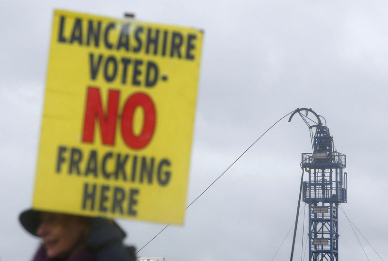 © Reuters. FILE PHOTO: A protester stands outside Cuadrilla's Preston New Road fracking site near Blackpool