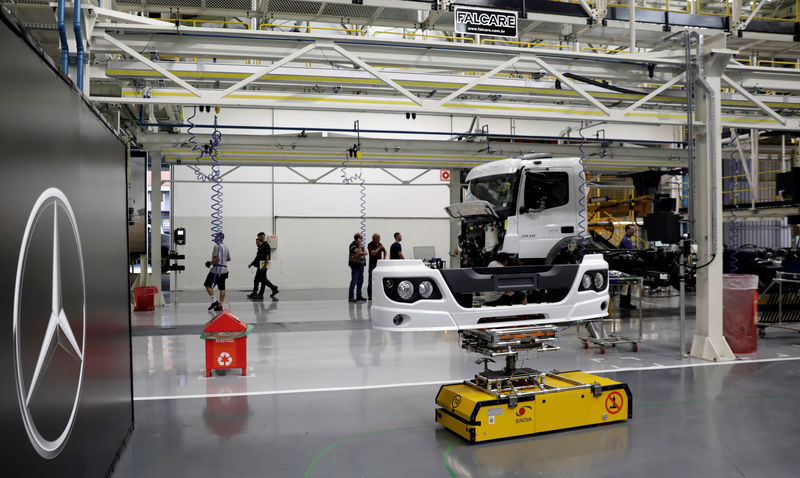 © Reuters. Funcionários trabalham em nova linha de montagem de caminhões na fábrica de caminhões e ônibus da Mercedes Benz em São Bernardo do Campo