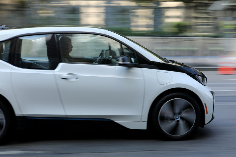 © Reuters. FILE PHOTO: A women drives an electric BMW i3 vehicle along a downtown street in Los Angeles,