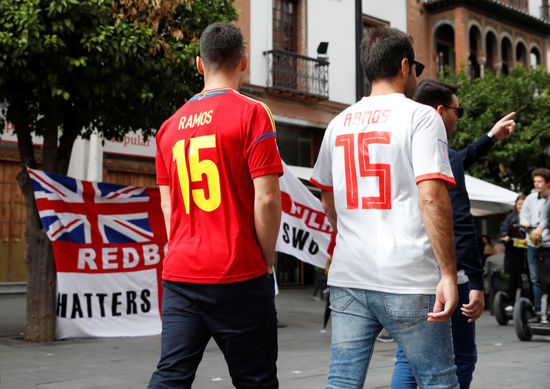 © Reuters. La Federación Inglesa condena el "comportamiento inaceptable" de los fans en Sevilla