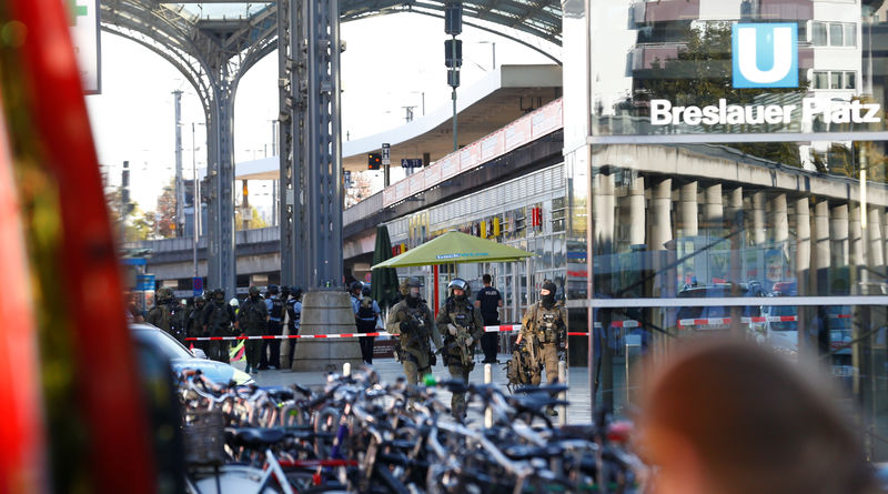 © Reuters. Train station in German city of Cologne closed after hostage-taking