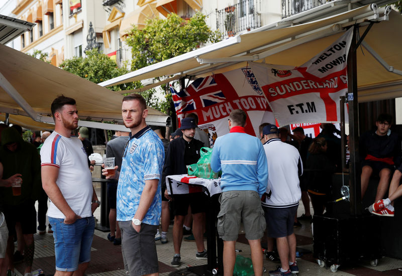 © Reuters. الاتحاد الإنجليزي يدين "تصرفات غير مقبولة للمشجعين" قبل مواجهة إسبانيا